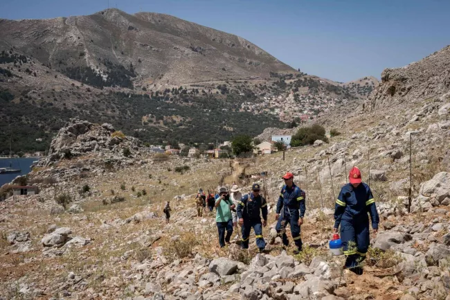 Symi, le 8 juin 2024. Des pompiers à la recherche de Michael Mosley, avant la découverte de son corps.  MARIA PANORMA KONTOU / AFP  