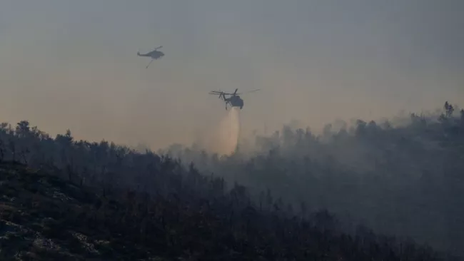 Des renforts ont été envoyés de plusieurs autres parties du territoire grec pour aider à contrôler le sinistre dans les environs de la capitale. (Aris MESSINIS/AFP)