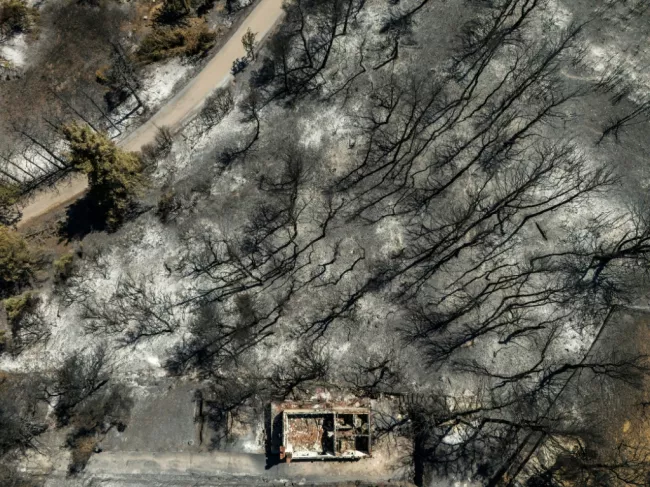 Athènes - « Le feu n'a plus l'intensité des derniers jours, mais il reste encore quelques foyers qui peuvent entraîner une reprise des feux », a expliqué un porte-parole des pompiers.