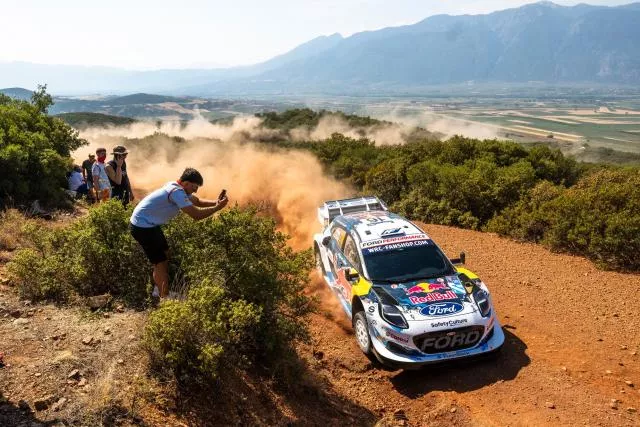         Adrien Fourmaux a été victime d'un bris de suspension dans la quatrième spéciale du Rallye Acropole. (Jaanus Ree/Red Bull Content Pool)    