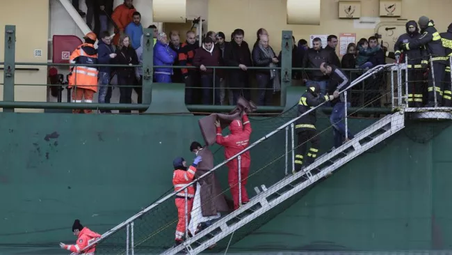 Passagers évacués du Norman Atlantic ce lundi.
                                                    Crédits photo : STRINGER/ITALY/REUTERS


