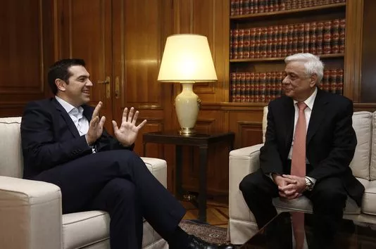 Alexis Tsipras et Prokopis Pavlopoulos, le 17 février à Athènes.


