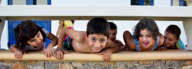 L'intégration des enfants réfugiés se fait pas à pas, mais ils commencent déjà à jouer avec leurs camarades grecs qui vivent eux aussi dans le centre d'accueil de Tilos. © Charlotte Stiévenard



