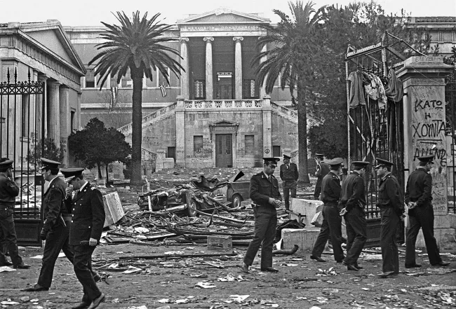 Le propylée  de l'Ecole Polytechnique au lendemain de l'intervention des tanks