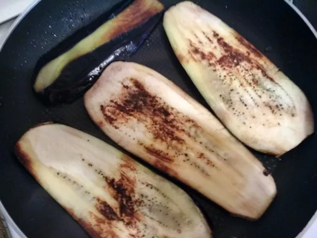 bruschetta : faire revenir légèrement les aubergines sur une poêle