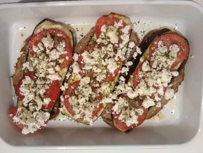 bruschetta : recouvrir de feta émiettée, poivre, origan et filet d'huile d'olive