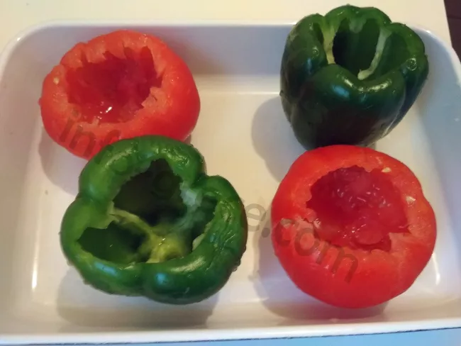 Les légumes évidés attendent sagement à être farcis