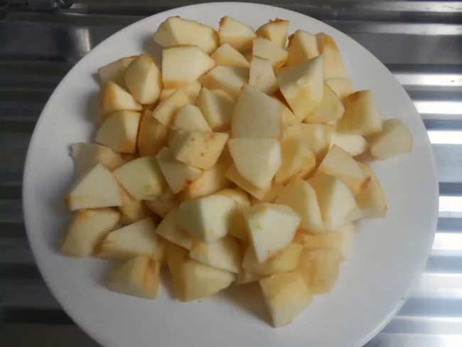 On découpe les pommes en petits cubes et on arrose de jus de citron.