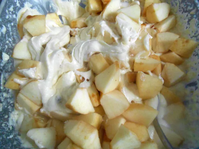 Enfin, on ajoute les pommes en carrés et la cannelle et on mélange avec une cuillère.