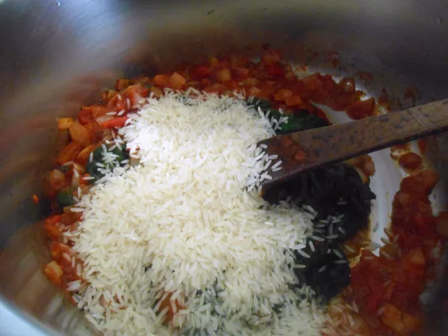 Epinards, riz et sauce tomate réunis