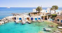 Mer turquoise, villages perchés, sites archéologiques... Les îles des Cyclades font partie des destinations les plus prisées de la mer Égée; Ici le charmant port de Mandrikia, à Milos. kite_rin


