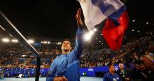 Novak Djokovic signe un autographe à l'Open d'Australie, le 27 janvier 2023. — © Hannah Mckay/Reuters


