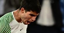 Carlos Alcaraz, le 6 juin 2023 à Roland-Garros lors de son match de quart-de-finale contre le Grec Stefanos Tsitsipas. — © JULIEN DE ROSA / AFP


