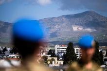 Des casques bleus britanniques à Nicosie, dans la zone tampon de Chypre, près de collines où a été peint le drapeau de la République turque de Chypre du Nord, le 5 avril 2023.


