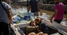Des bénévoles aident des habitants à évacuer le village inondé de Palamas près de la ville de Karditsa, dans le centre de la Grèce, le 8 septembre 2023.


