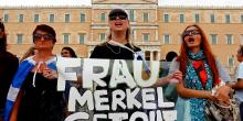 Le 9 octobre 2012, à Athènes, des personnes manifestent contre la visite de la chancelière allemande Angela Merkel, tenue pour responsable du plan d’austérité.