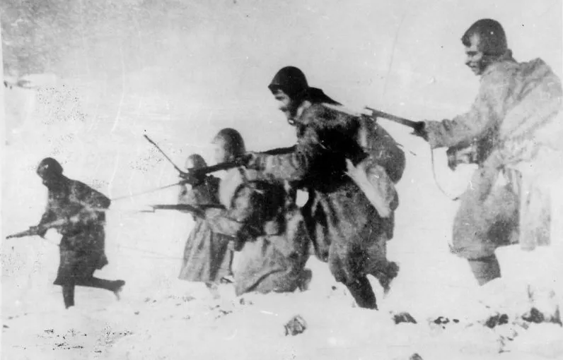 Soldats grecs à l'assaut des positions italiennes à la frontière greco-albanaise en 1940