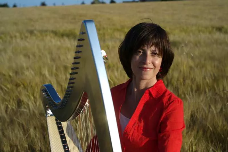 Elisa Vellia avec sa harpe