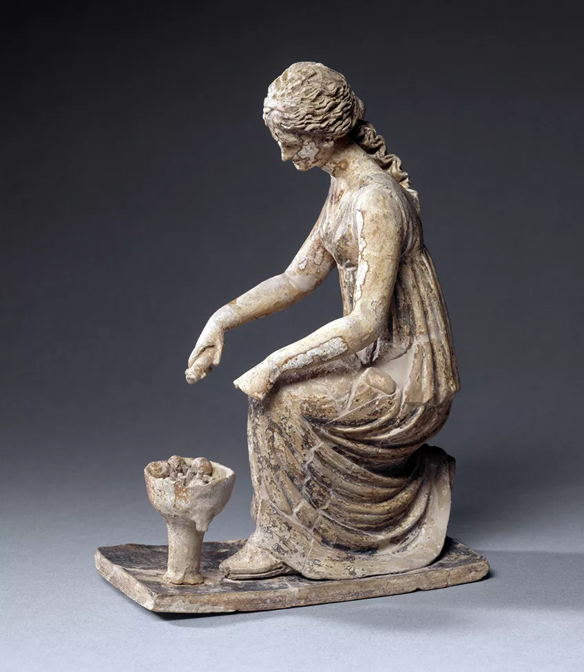 Figurine de jeune fille faisant une libation Vers 200. Musée du Louvre