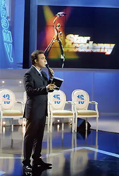 Nikos sur le plateau de Star Academy