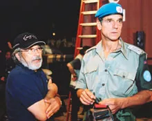 Yorgos Arvanitis sur le plateau de tournage avec Jeremy Irons.