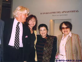 Visite en famille à l'exposition "La lumière d'Apollon, la Renaissance italienne et la Grèce". De g. à dr. M et Mme Delay, la directrice de la Pinacothèque d'Athènes, Madame Lambraki-Plaka, et Mme Delaye, la mère de l’Ambassadeur.