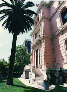 Un joli bâtiment neo-classique à deux pas du Parlement grec pour abriter l'Ambassade de France