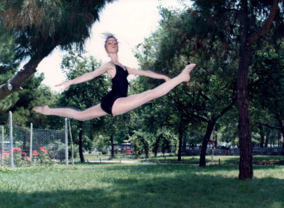 Nina Dipla, jeune étudiante, s'entrainant dans un jardin à Thessalonique. (photo DR)