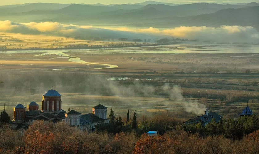 Eglise avec vue sur le lac de Kerkini