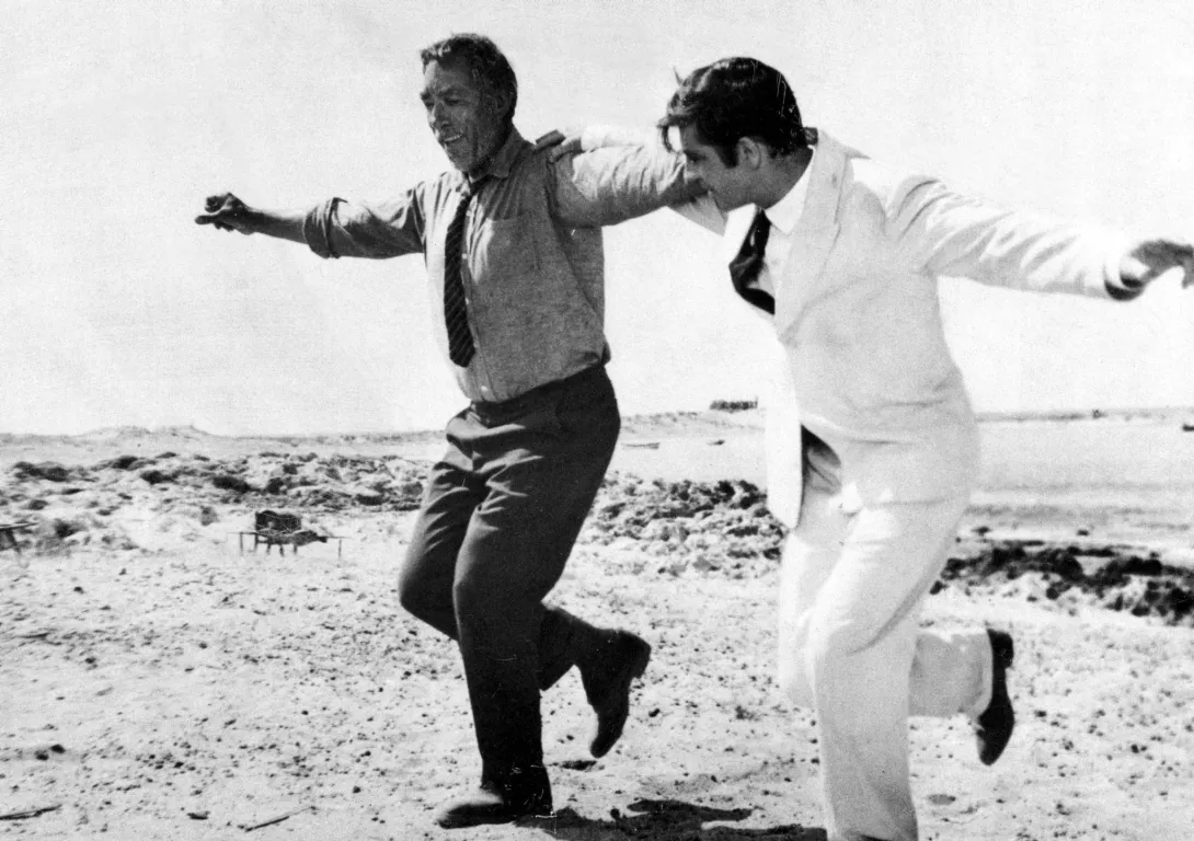 Anthony Quinn et Alan Bates dans Zorba le Grec.