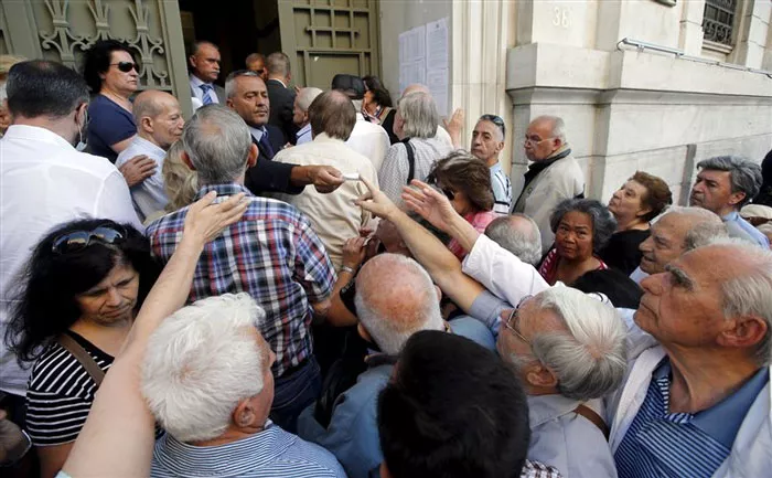 Banques, juillet 2016 : des retraités attentent leur tour pour encaisser la portion de retraite autorisée des 120 € hébdomadaires (Reuters).