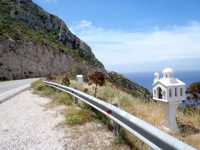 Petite chapelle, eikonostassi, sur la route de Patras, en mémoire d'une des victimes quotidiennes sur les routes nationales.