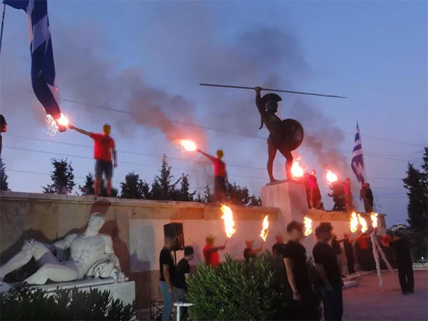 « Honneurs » à Léonidas devant le monument des Thermopyles par les membres du parti d'extrême-droite Chrysi Avgi (Aube Dorée). Une esthétique qui inspire la résistance des Grecs aux « envahisseurs» venus de l'Union européenne, bien au-delà du périmètre folklorique de Chrysi Avgh.