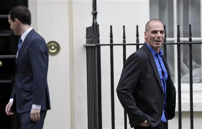 Yanis Varoufakis devant le 11 Downing street à Londres : όλοι γέλαγαν με τον τρελό, γέλαγε κι εκείνος.