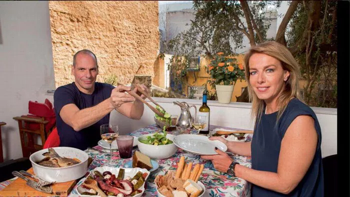 Mars 2015: Varoufakis et sa femme posent pour Paris Match. Déjeuner light. Normal, nous sommes en période de Carême.