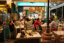 Ambiance de restaurant traditionnel à Ladadika